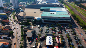 Imagem aerea de drone que mostra um céu azul, o bairro jardim e o grand plaza shopping