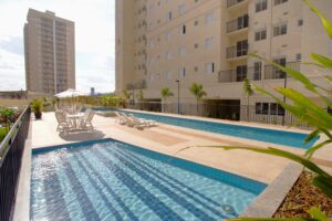 Piscina do condomínio HomeClub Guarulhos da Tibério Construtora.