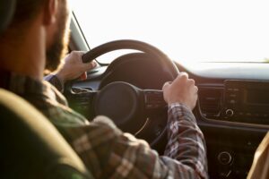 Um homem dirigindo o carro em direção ao shopping bourbon na pompeia