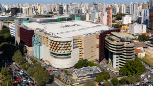 Foto mostrando o shopping bourbon do alto e atrás o bairro da pompeia